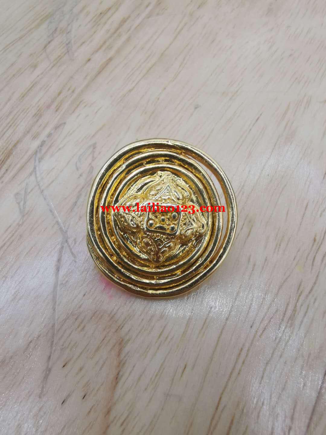 大牌黄色电镀外发加工：如图，能做的联系，