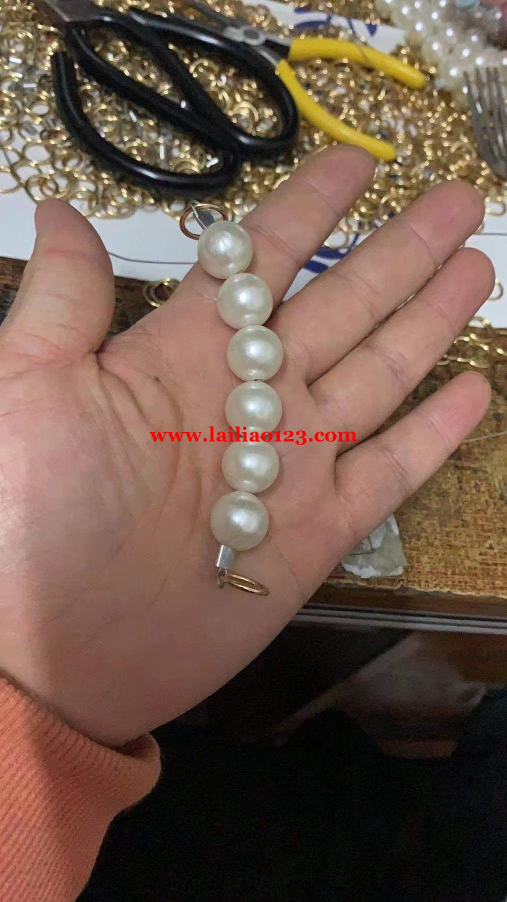 穿珍珠手工活外发，其它配件加工厂要提供，