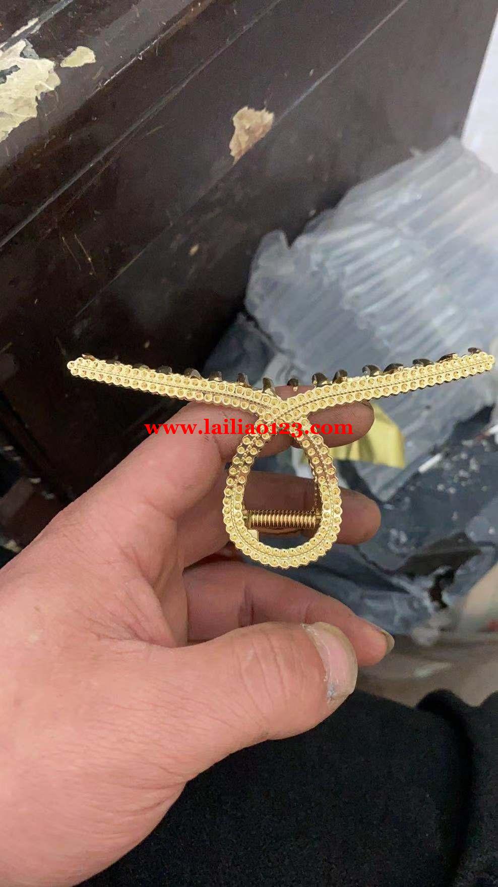 如图，压铸订单外发，找此款有磨具的压铸厂