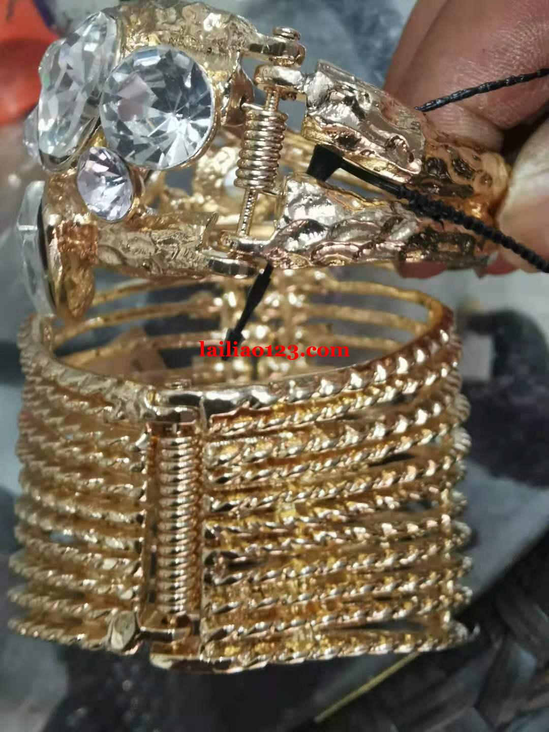 如图，谁家有，这种合金手镯上面的弹簧，有