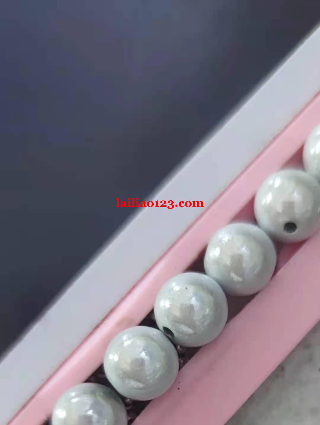 如图，做这种反光珠配件的工厂联系