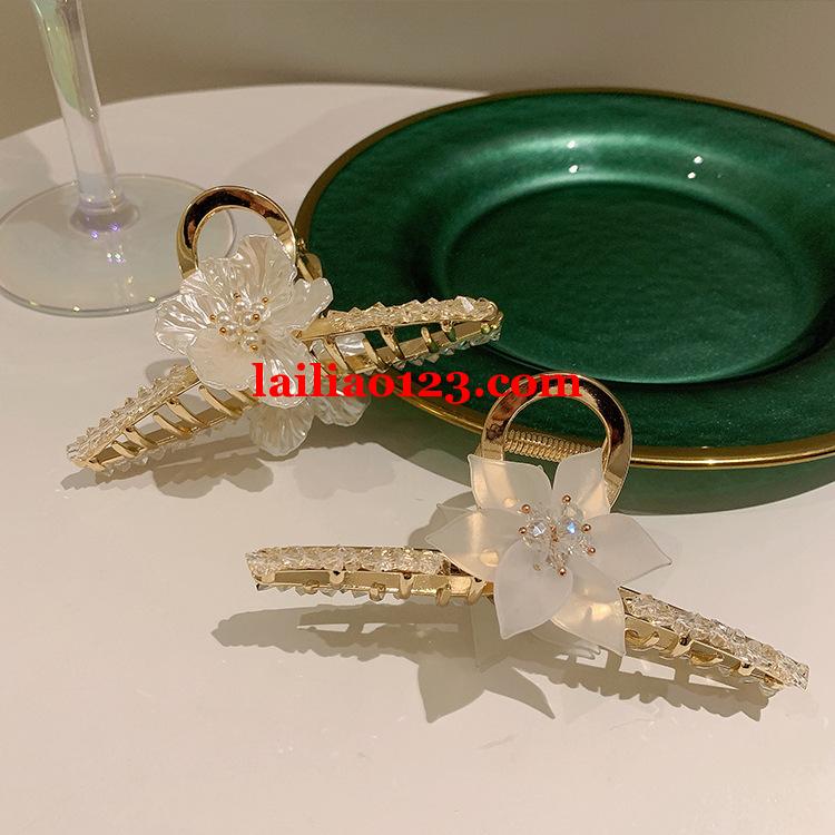 找加工厂做过这款货的。粘周围水晶，联系详