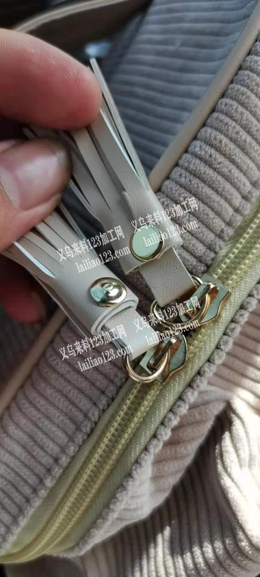 这个皮拉链外发加工，流苏打铆钉，数量75