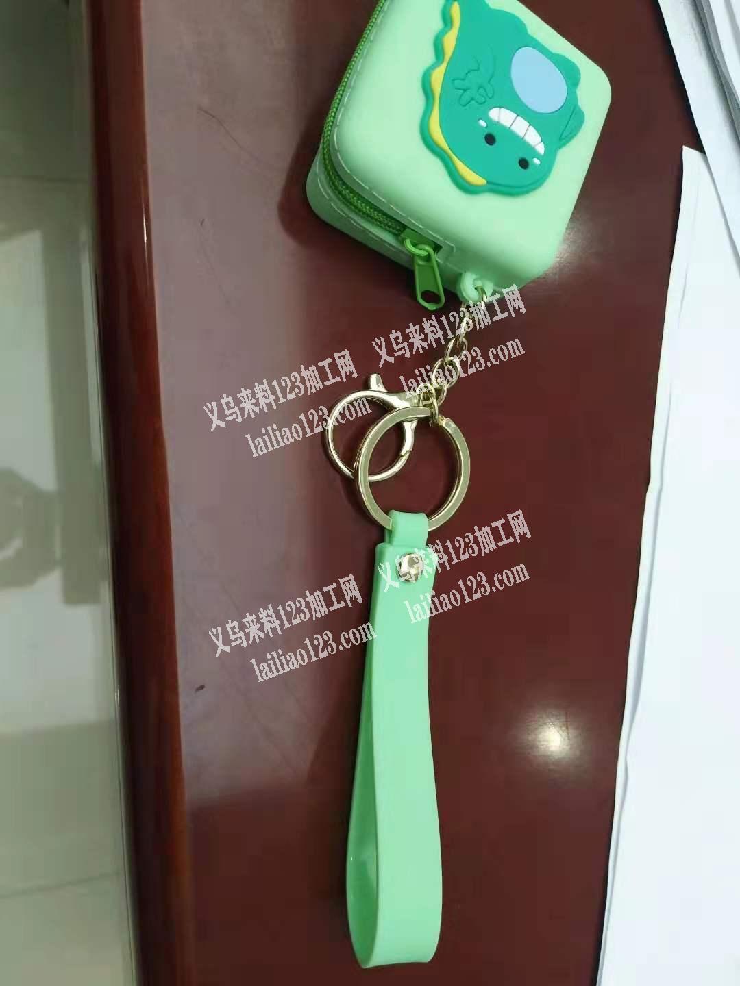外发加工：有零钱包60万个，高车加工缝制