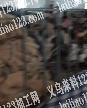 厂里订单量多，主要有三款，一，男女开衫款