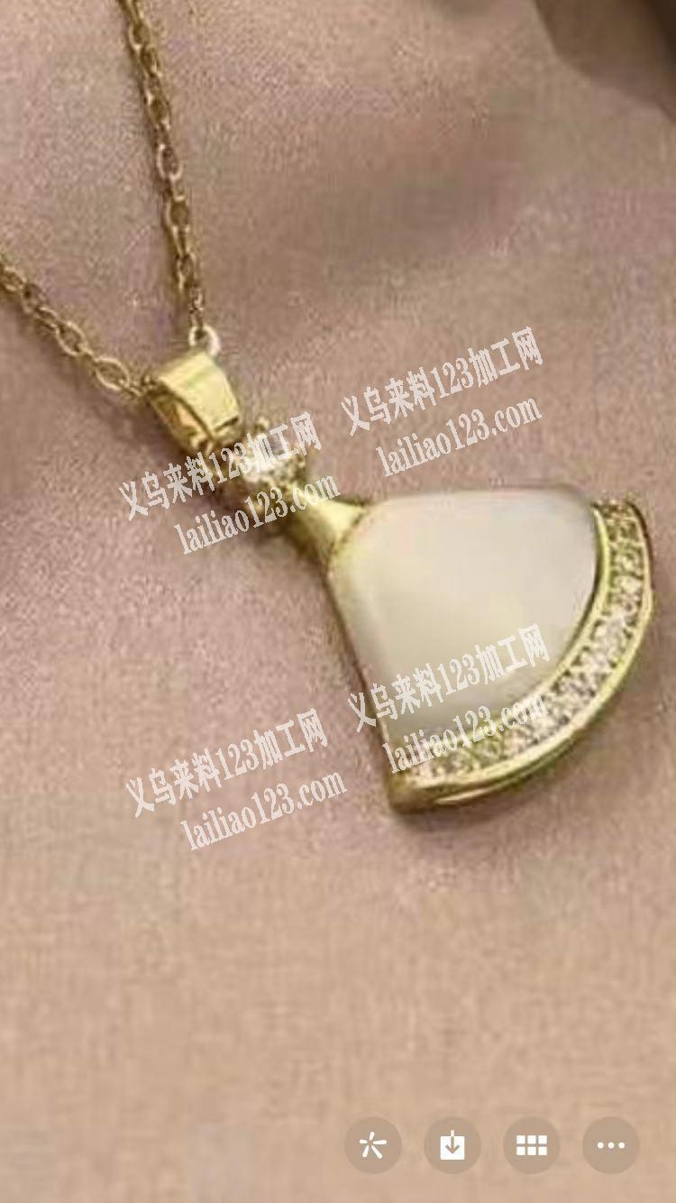 寻找哪家有如图爆款吊坠，有的联系