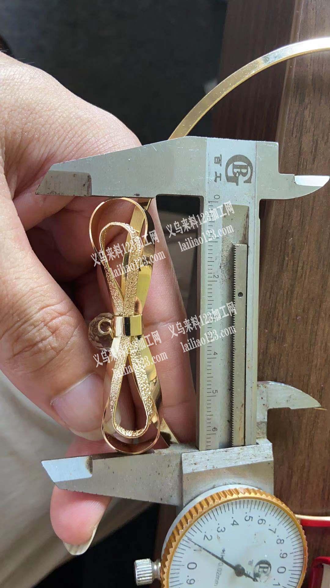 如图，有做这款蝴蝶结的厂家联系我，联系详