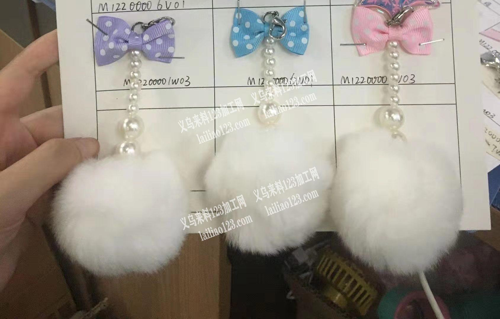 蝴蝶结毛球挂件订单，寻找直接的厂家，如图