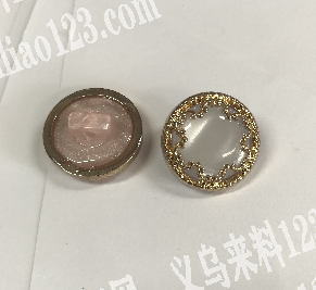 诚寻如图时尚钮扣，中间为亚克力仿猫眼效果