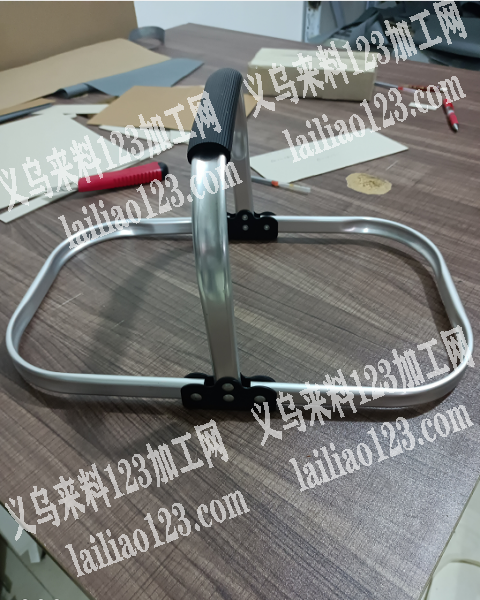 寻找购物篮架子，有能做这种铁架子的工厂请