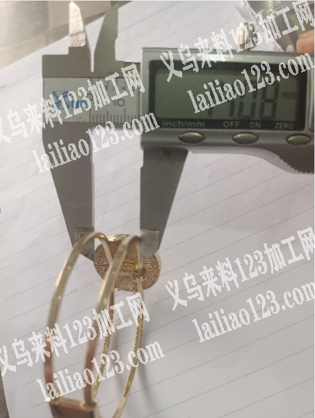 如图，这个铁手镯方线的有货的联系