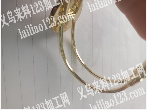 如图，这个铁手镯方线的有货的联系