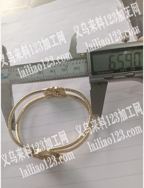 如图，这个铁手镯方线的有货的联系