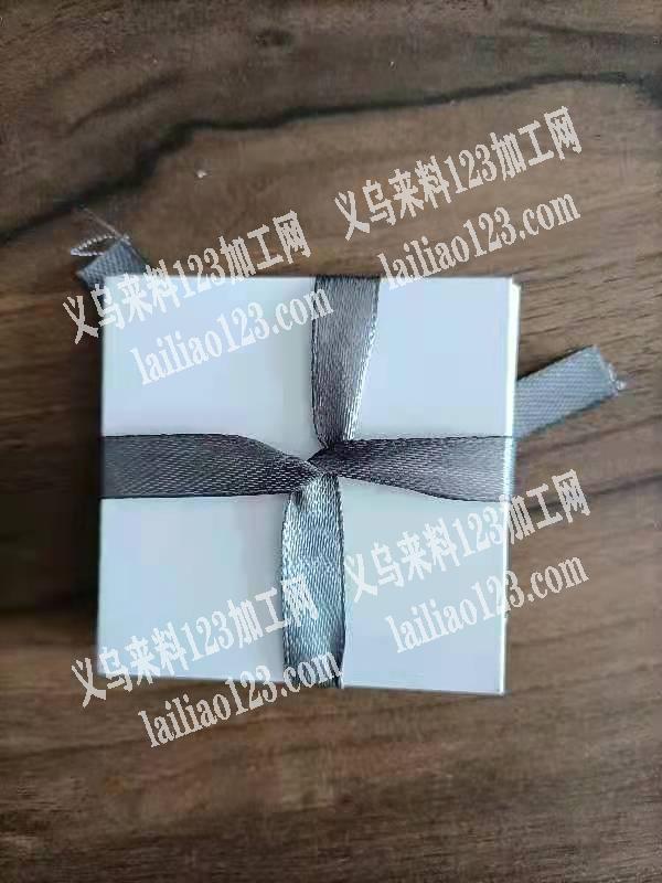 如图，义乌织带打结手工活