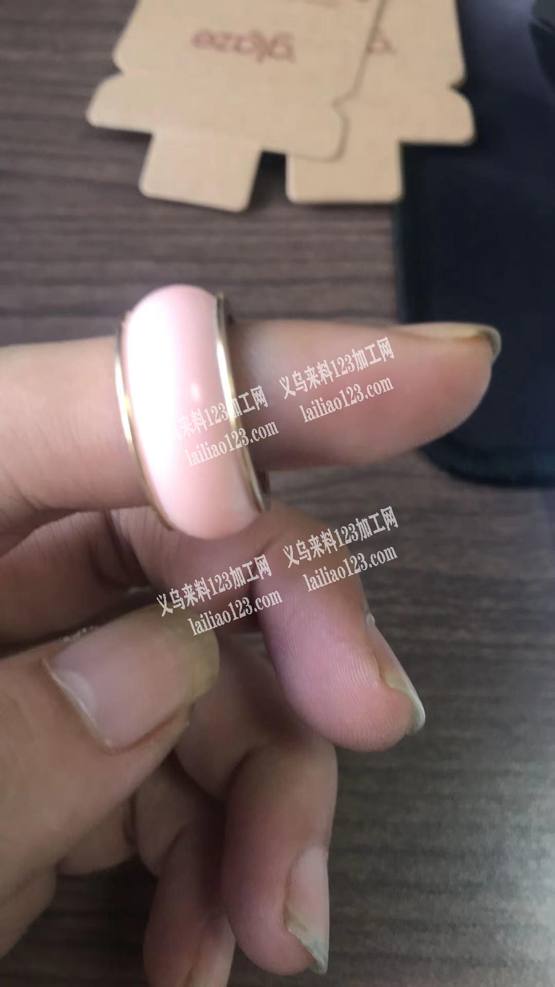 如图，我要找做这个戒指的工厂，铜镶树脂的
