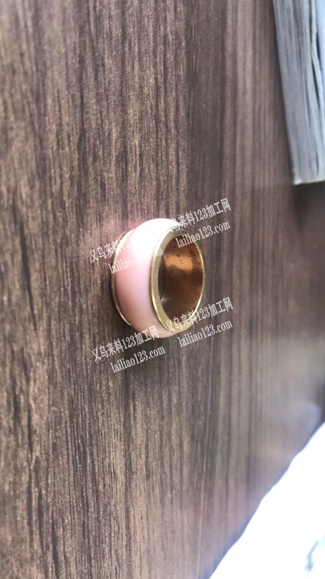 如图，我要找做这个戒指的工厂，铜镶树脂的