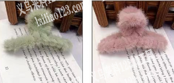 大量抓夹绕绒布条的手工活外发加工，如图，