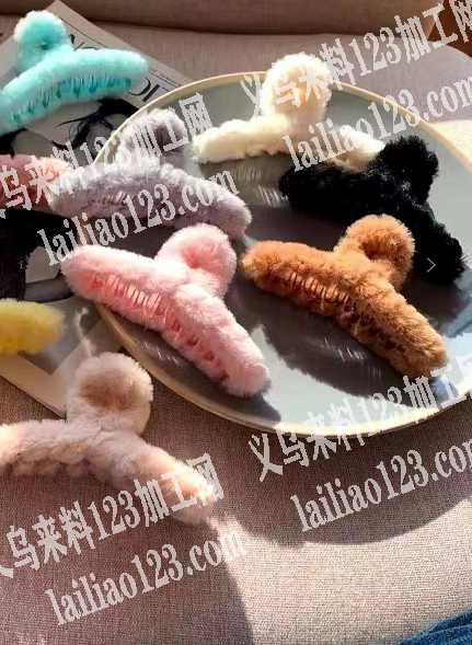 大量采购白色抓夹，毛绒的，如图，有货的工