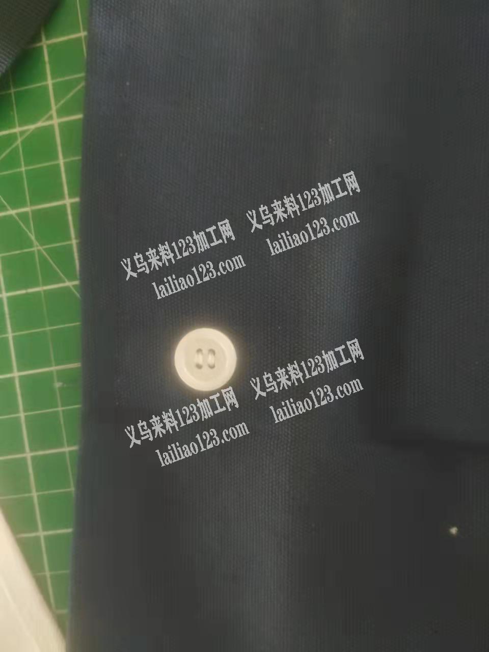找专业缝纽扣加工厂。5万片。