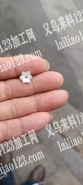 如图，寻找这种饰品，可以做的联系
