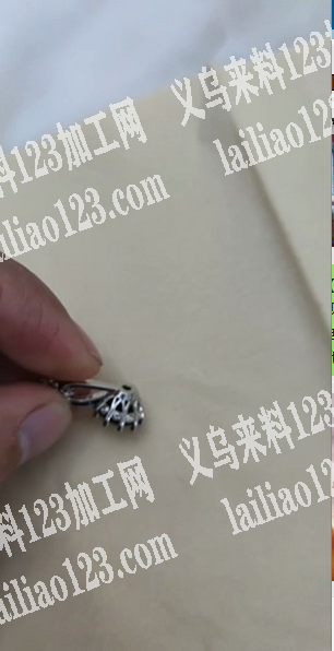 如图，需订这个吊坠，有的联系我，