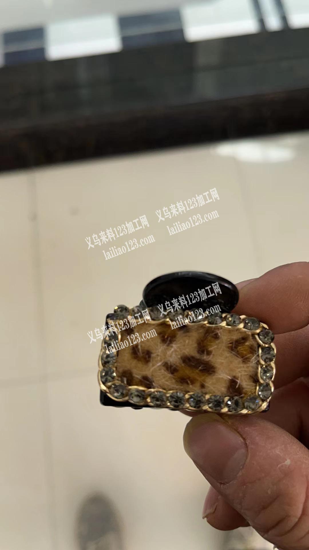 釆购如图这两款抓夹，有货的老板联系