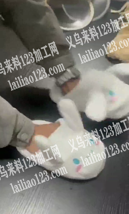 寻找兔耳朵拖鞋厂家，如图，耳朵踩去会竖起
