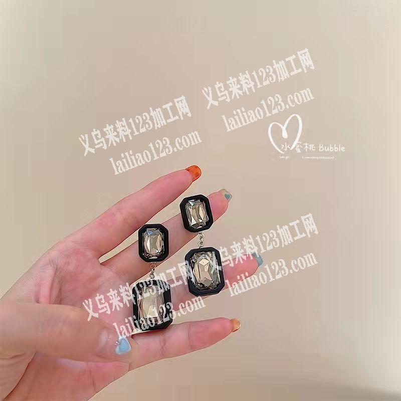 如图，找这个玻璃的底座，能做的联系