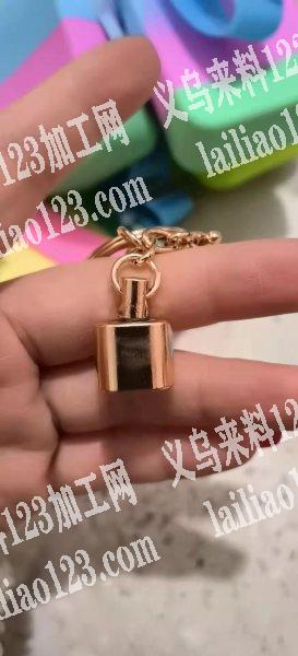如图，寻找可以活动的扣头，能做的联系