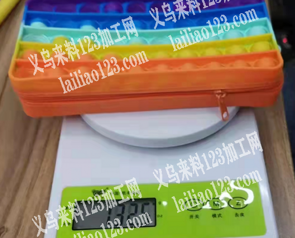 爆款订单外发。寻找硅胶笔袋厂家，可以做的