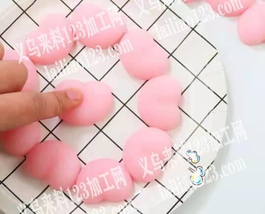 采购如图硅胶桃心，有的联系我