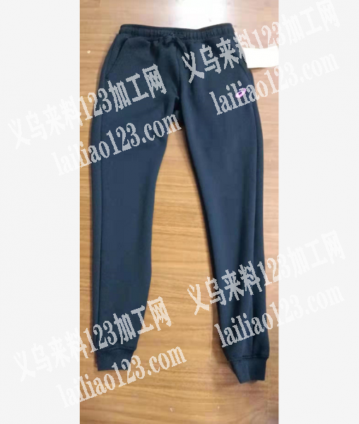 寻找服装工厂，服装套装订单外发加工，如图