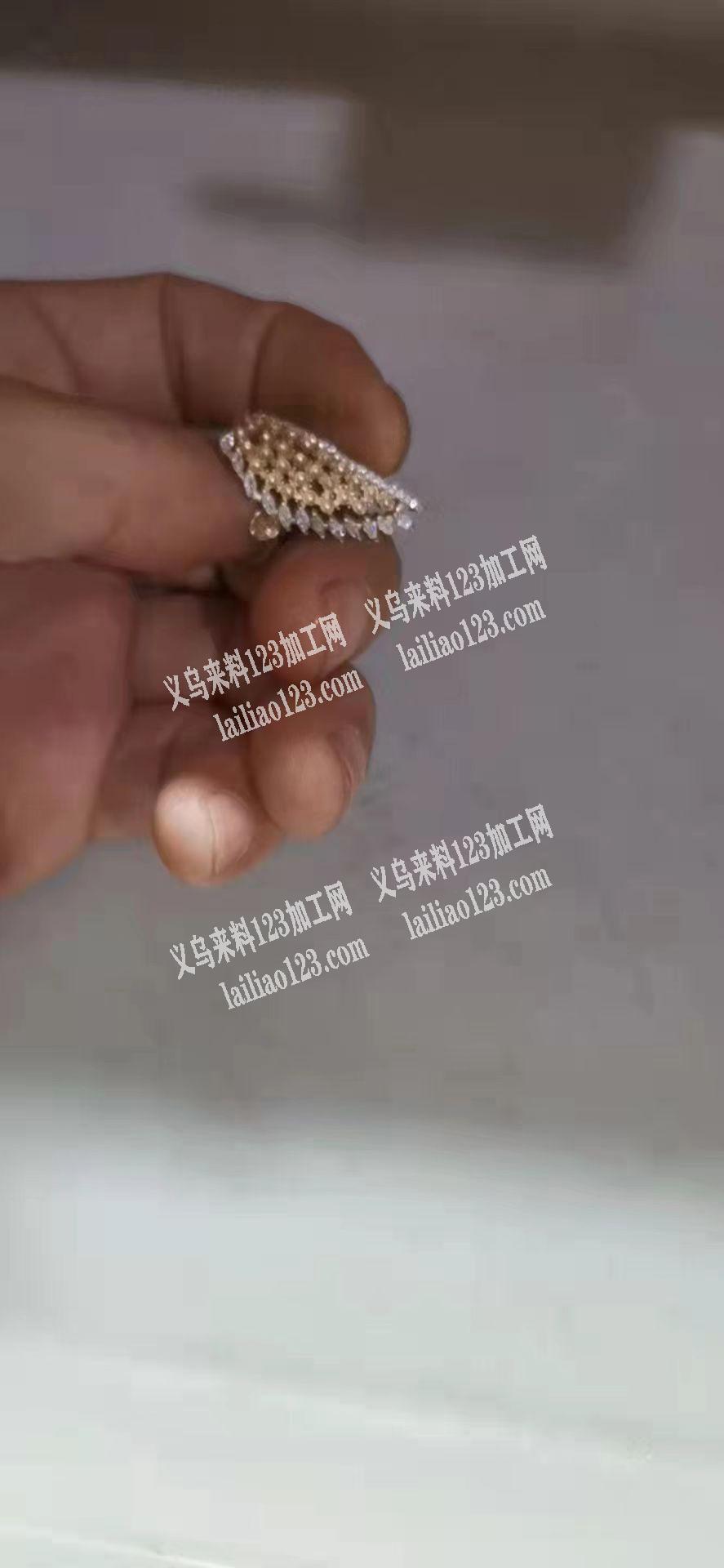招手镶临时工三名七分一粒现金结多粒石头荷