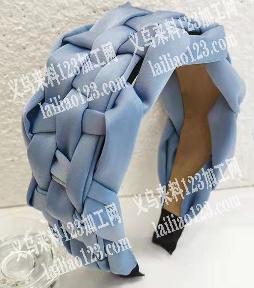 寻找专业生产这类产品的工厂或加工厂，联系