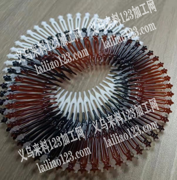 量大，找一下塑料饰品厂家，电话详谈