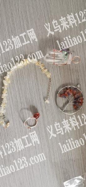 我们是专业做饰品加工，专长手工穿珠占钻，编织，等，有固定厂地