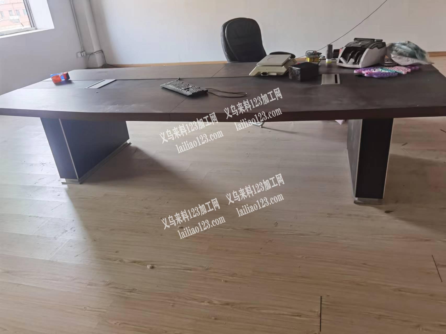 办公桌，会议桌和前台桌出售，有需要联系我