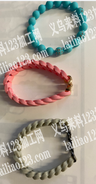 找这种硅胶手链的厂家，联系电话，微信同号