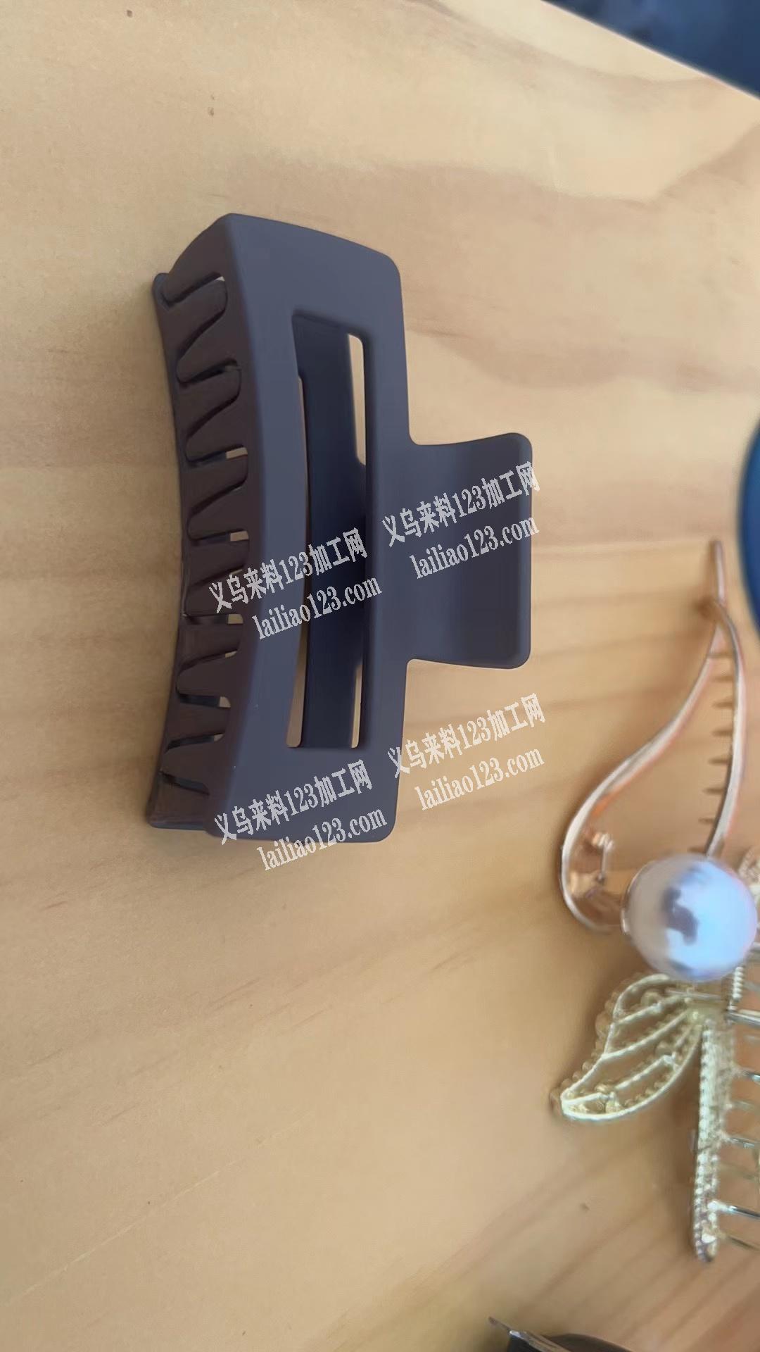 寻找喷发夹的喷漆加工厂，电话详谈