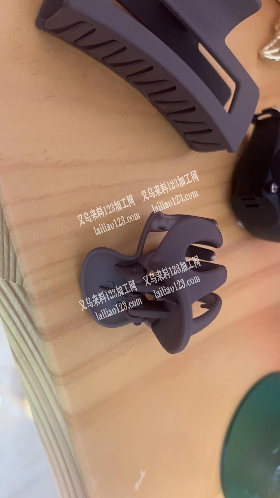 寻找喷发夹的喷漆加工厂，电话详谈