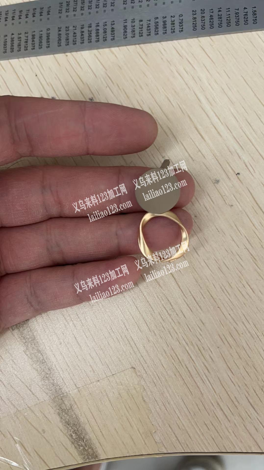 找喷橡皮漆的工厂，铁耳钉，有的联系下