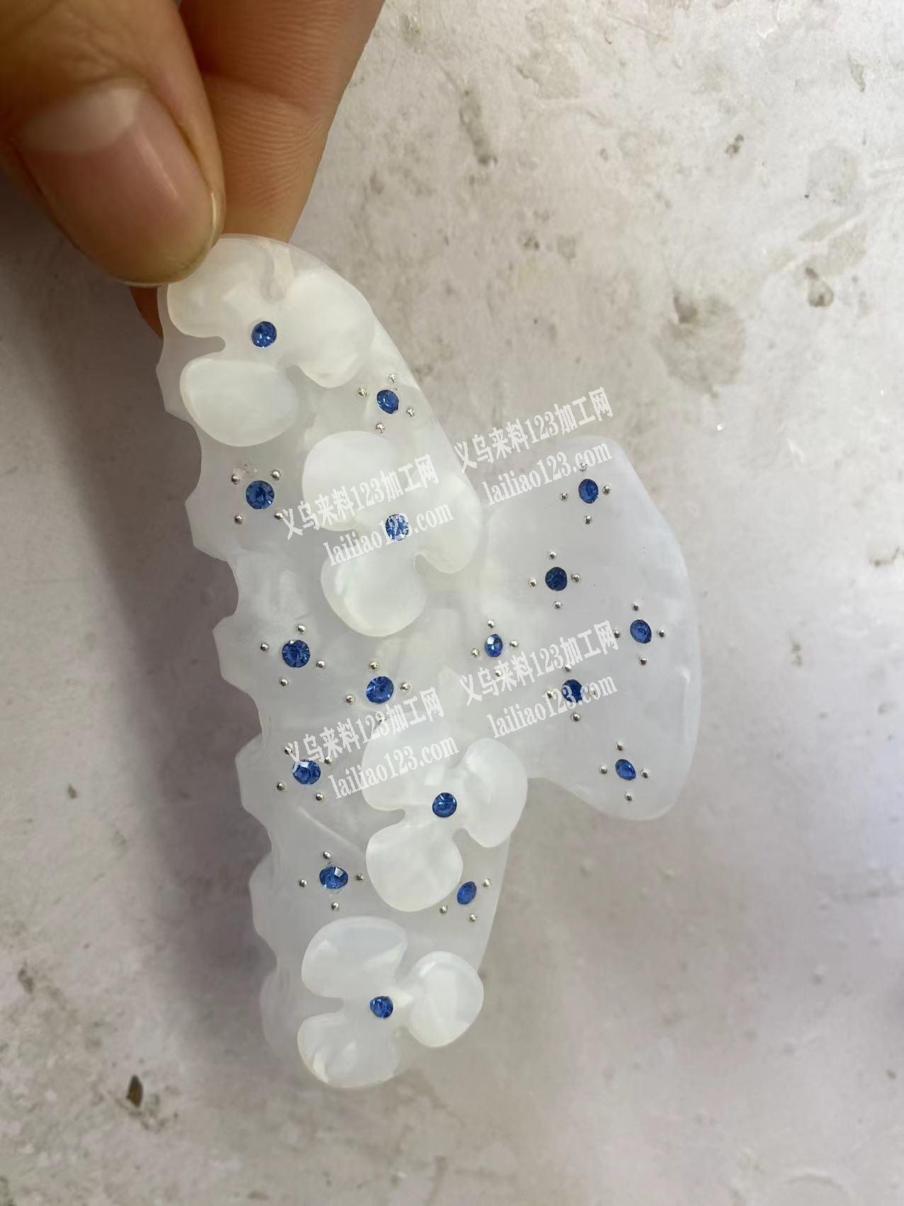 外发手工活用301胶水粘小花朵、打胶枪发