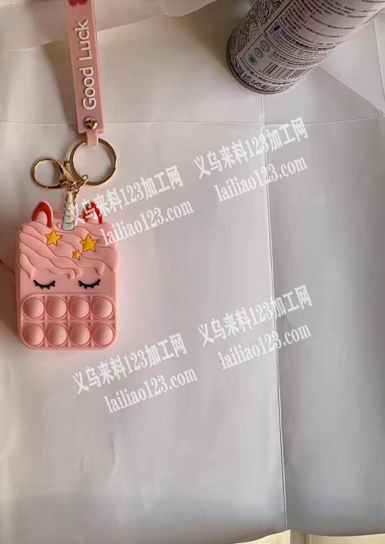 找如图硅胶包钥匙扣挂件工厂，有的联系下