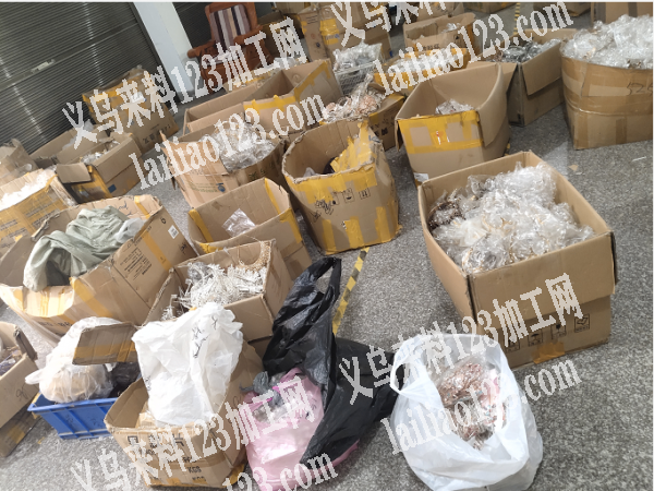 搬厂饰品库存处理，一口价2.4万全部带走