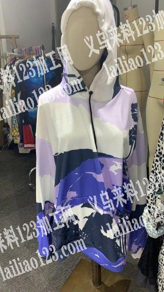 如图，寻能做带帽卫衣工厂