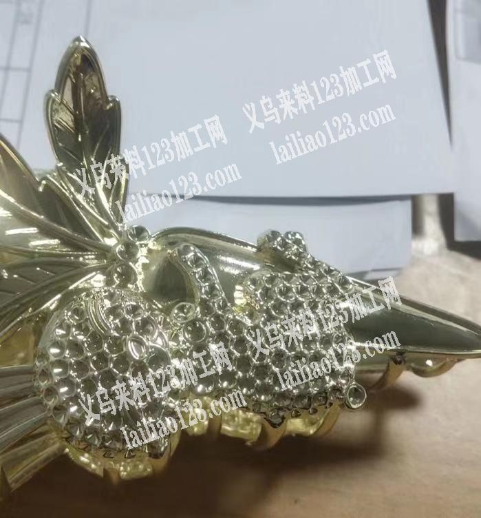 北苑头饰订单外发机器点钻，如图合金爪夹寻