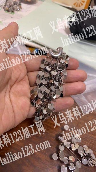 找这款耳环银色现货要铜片片不要铁的