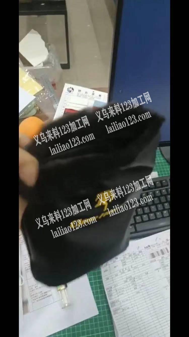 如图毛绒小抽绳包外发加工，寻找有专业做小