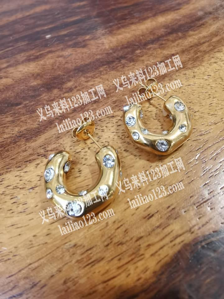 如图，耳环有版的老板联系