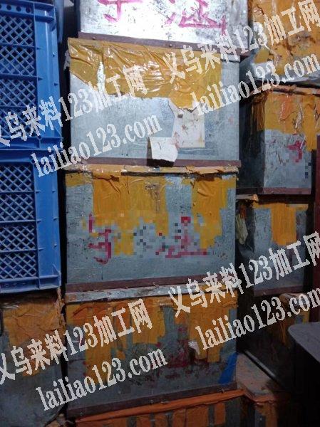 有多个铁架和铁箱子转让，有需要请直接联系